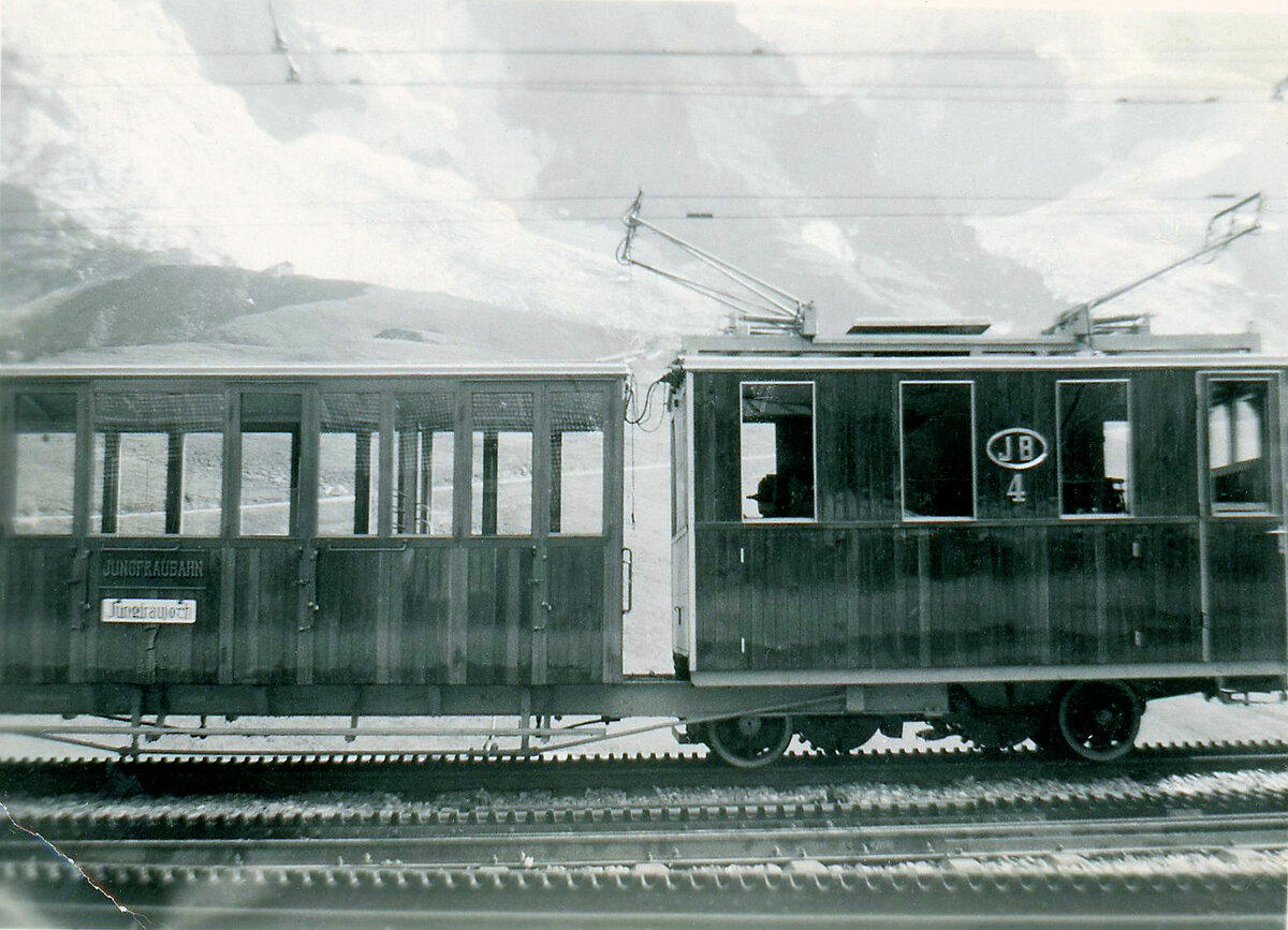 Es gibt viele viel bessere Aufnahmen der Lok 4 der Jungfraubahn. Als Kind staunte ich aber dermassen über die Verbindung zwischen Lok und Wagen dieser Rowan-Komposition, dass ich der Lok das Gesicht abgeschnitten habe. Das Bild mit dem unwiederbringlichen Motiv sei mir in diesem Sinn hoffentlich verziehen... Lok 4 wurde 1900 abgeliefert, um 1950 wurde der Kasten erneuert, und Ende 1960 wurde die Lok abgebrochen. Aufnahme 1959  