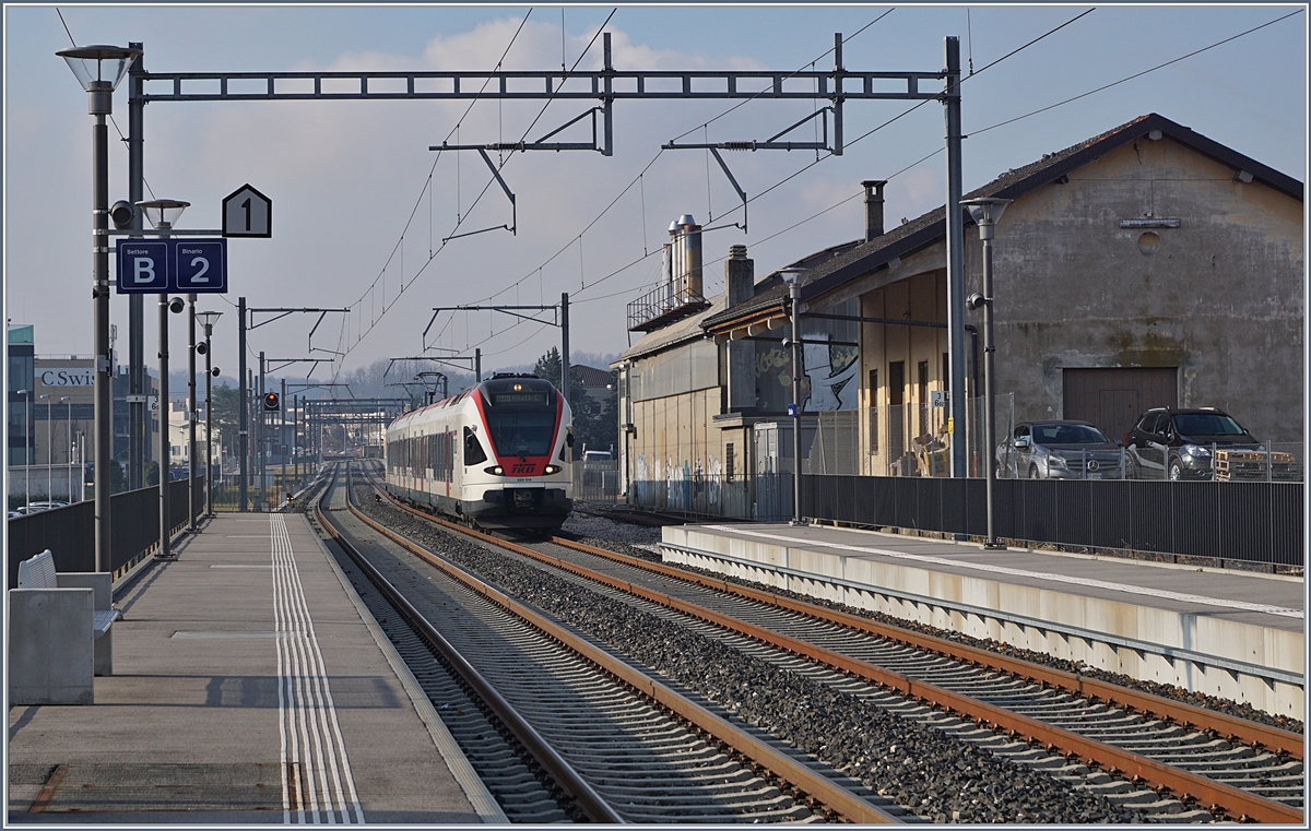 Es hat etwas länger gedauert als geplant, aber nun fährt jede Halbe Stunde ein TILO Zug von Mendrisio nach Varese; das Bild zeigt den in Stabio eintreffenden TILO RABe 524 014 als S 40 von Varese nach Albate-Camerlata.
16. Jan. 2018