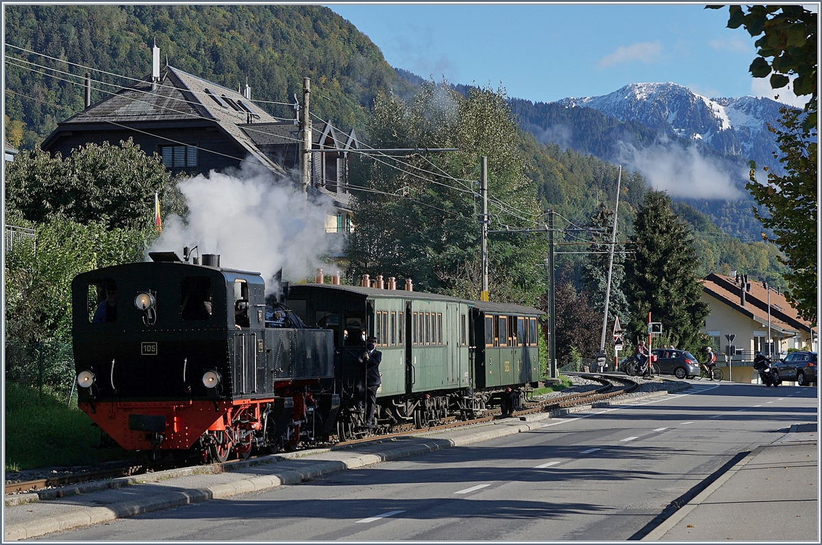 Es ist Herbst geworden, und damit verwöhnt uns die Natur mit einem zauberhaften Licht, aber auch mit langen Schatten... Die Blonay-Chamby Bahn G 2x 2/2 105 erreicht Blonay mit dem letzten DAmmpf-Zug des Tages.

3. Okt. 2020