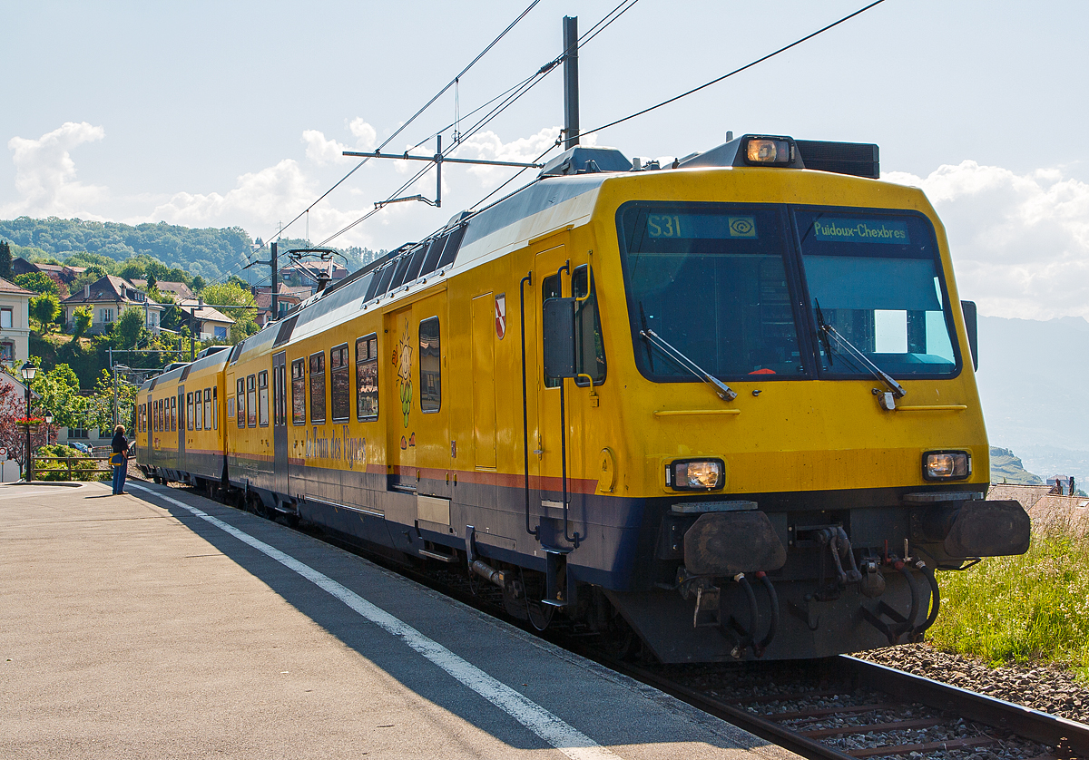 Es waren die letzte Tage des  Train des Vignes ....
Der  Train des Vignes  (S31) in der Zugskomposition SBB RBDe 560 131-5 „Saint-Saphorin“ mit dem Steuerwagen Bt 50 85 29-35 931-9, erreicht am 28.05.2012 den Bahnhof Chexbres.
