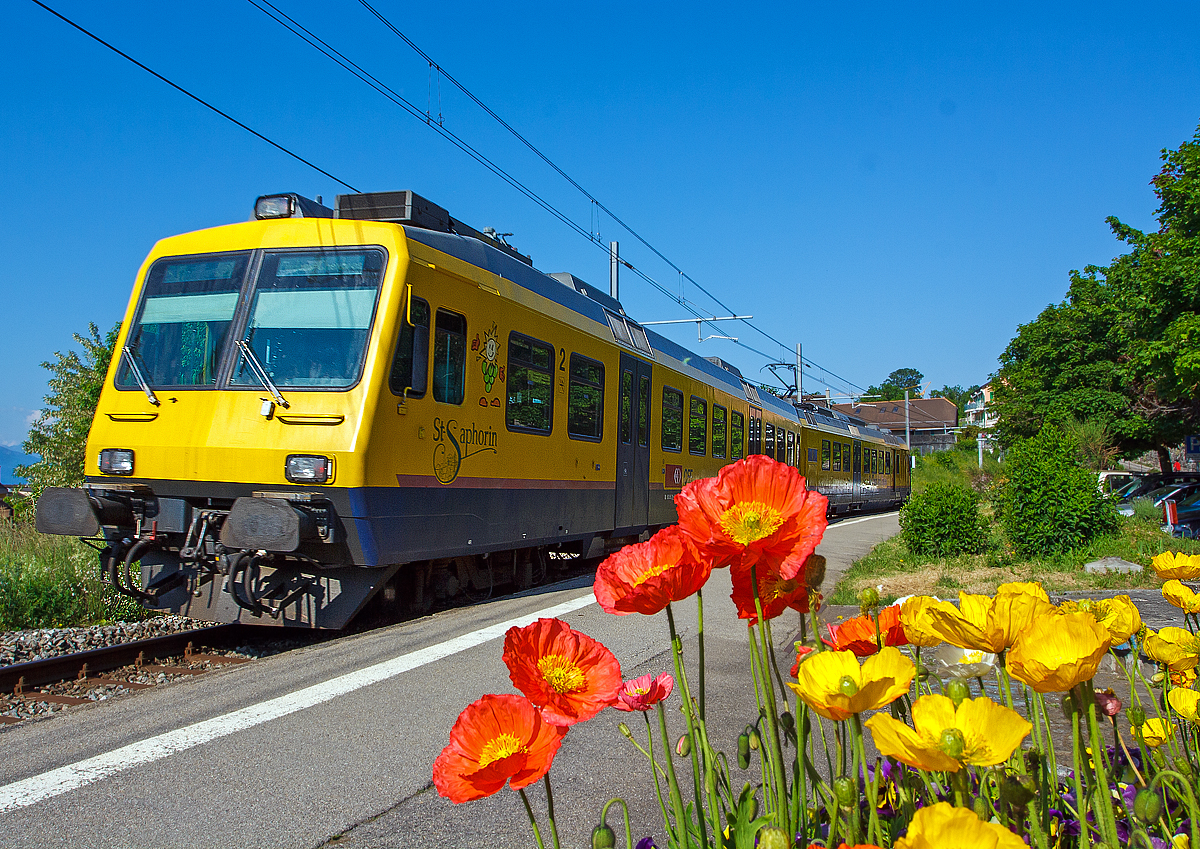 Es waren die letzte Tage des  Train des Vignes ....
Der  Train des Vignes  (S31) in der Zugskomposition SBB RBDe 560 131-5 „Saint-Saphorin“ mit dem Steuerwagen Bt 50 85 29-35 931-9, erreicht am 28.05.2012 den Chexbres.
