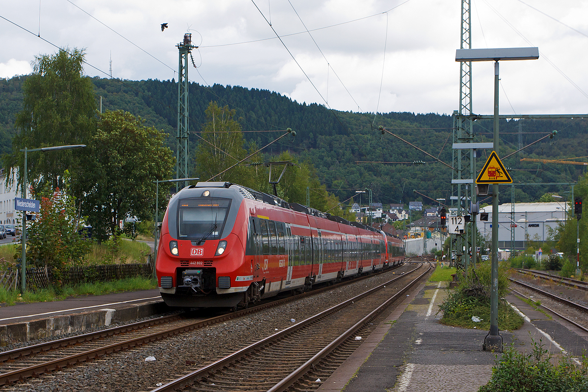 
Es wird von Siegen nach Köln wieder durchgängig gefahren, während den Schulferien in NRW war die Strecke in Niederschelden gesperrt, der Grund dafür war der Weiterbau der Hüttentalstraße (HTS) als B 62. Diese Hochstraße überquert in Niederschelden die Siegstrecke (KBS 460). 

Hier fahren zwei gekoppelte  Bombardier Talent 2, bestehend aus 442 802 / 442 302 (fünfteilig) und 442 761 / 442 261 (vierteilig), als RE 9  Rhein Sieg Express  (RSX) Siegen - Köln - Aachen, am 19.08.2014 durch den Bf Niederschelden in Richtung Köln.

