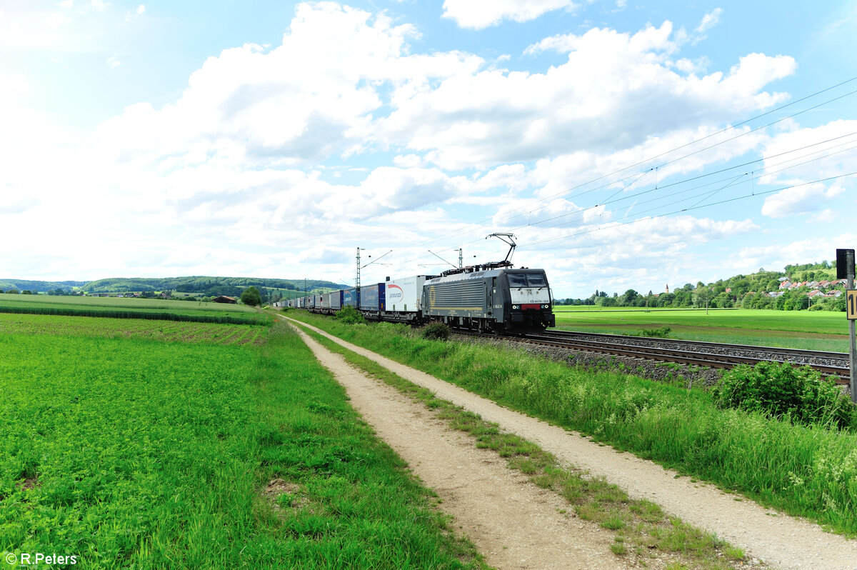 ES64 F4 024 alias 189 924 zieht kurz vor Treuchtlingen ein Wechselpritschenzug gen Süden. 28.05.24