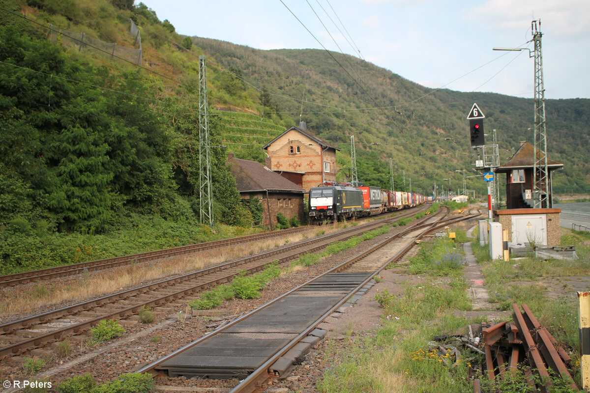 ES64 F4 110 alais 189 110 durchfährt Kaub mit einem Wechselpritschenzug WETRON. 20.07.24