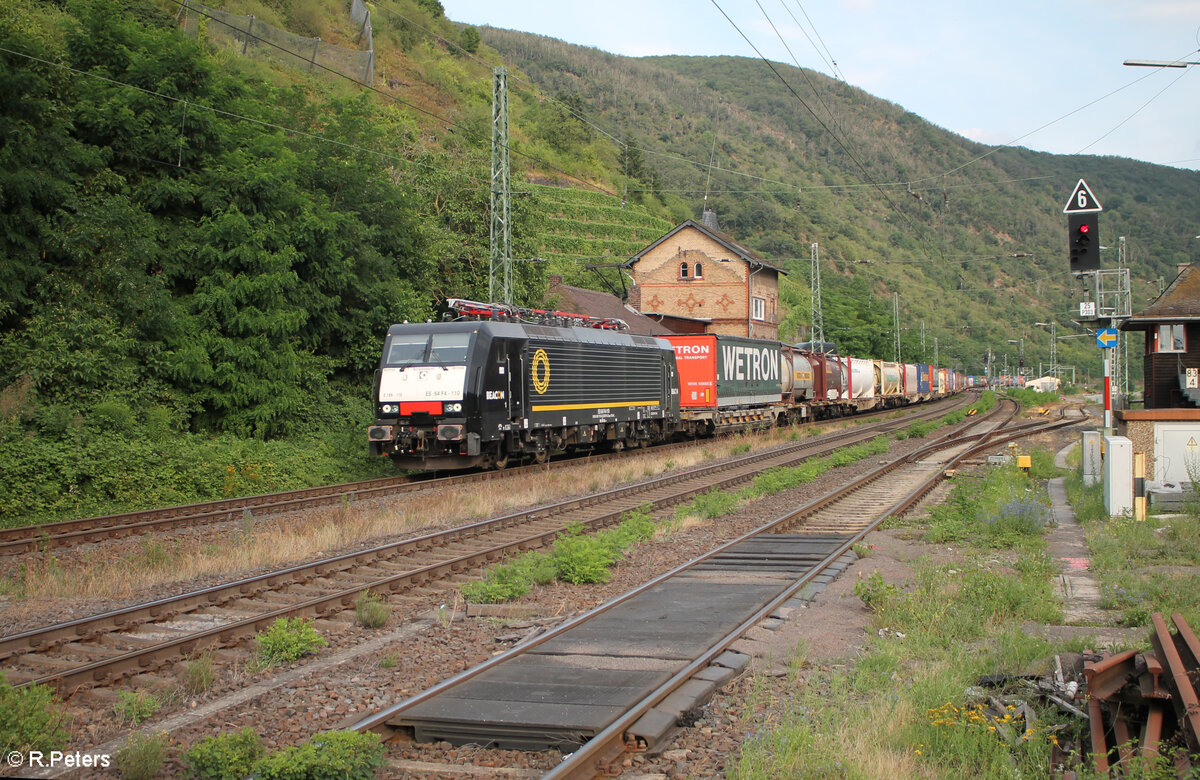 ES64 F4 110 alais 189 110 durchfährt Kaub mit einem Wechselpritschenzug WETRON. 20.07.24