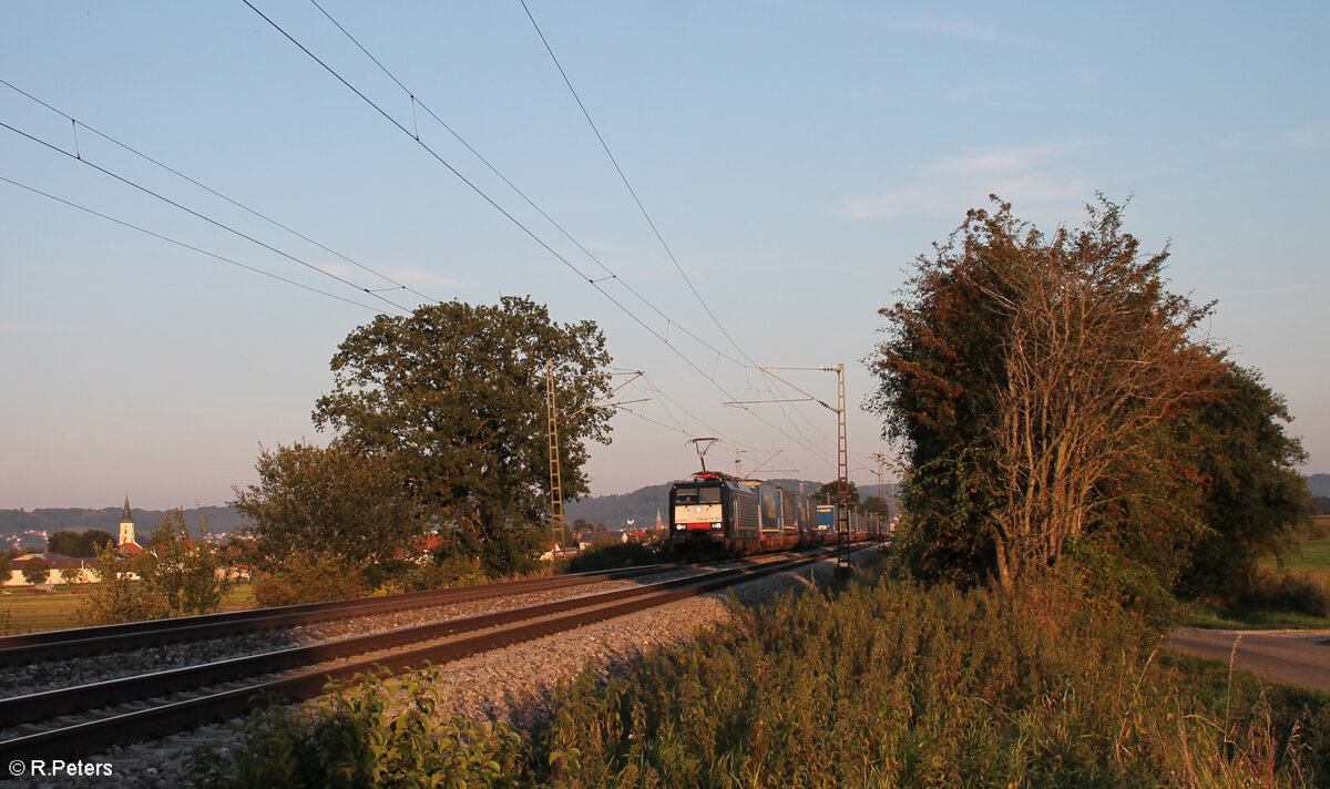 ES64 F4 283 zieht mit einem LKW-Walter Zug bein Pölling in Richtung Norden. 28.08.24