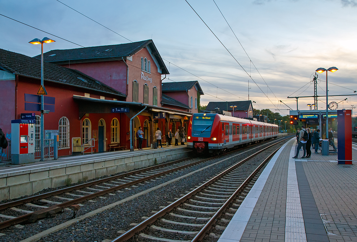 
ET 426 055-3 der S-Bahn Köln hat als S12 von Köln kommend am Abend des 15.09.2018 den Bahnhof Au (Sieg) erreicht. 