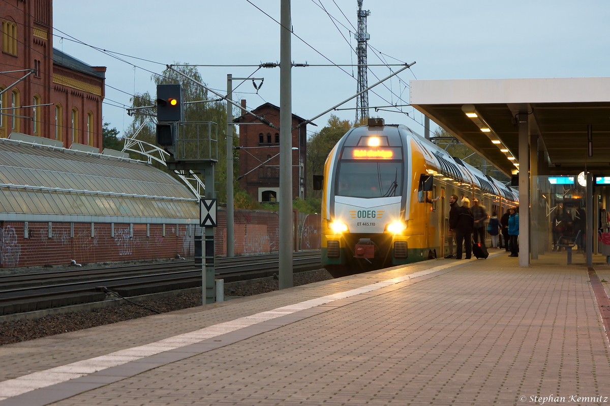 ET 445.110 (445 110-0) ODEG - Ostdeutsche Eisenbahn GmbH als RE4 (RE 84022) von Ludwigsfelde nach Stendal in Rathenow. Normalerweise endet der RE4 in Rathenow aber wegen einem PU in Buschow, fuhr der RE4 weiter nach Stendal, um die Fahrgäste des ICE 373 nach Stendal zu bringen. 26.10.2014 