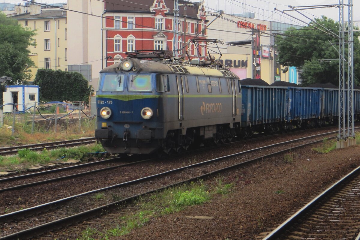 ET22-173 schleppt eine der viele Kohlezüge durch Gliwice am 24 Augustus 2021.