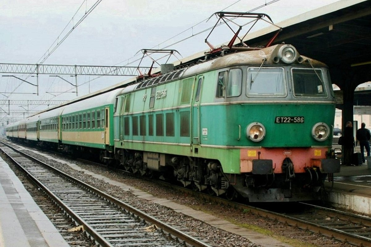 ET22-586 steht an verregenten 5 Juni 2013 in Poznan Glowny.