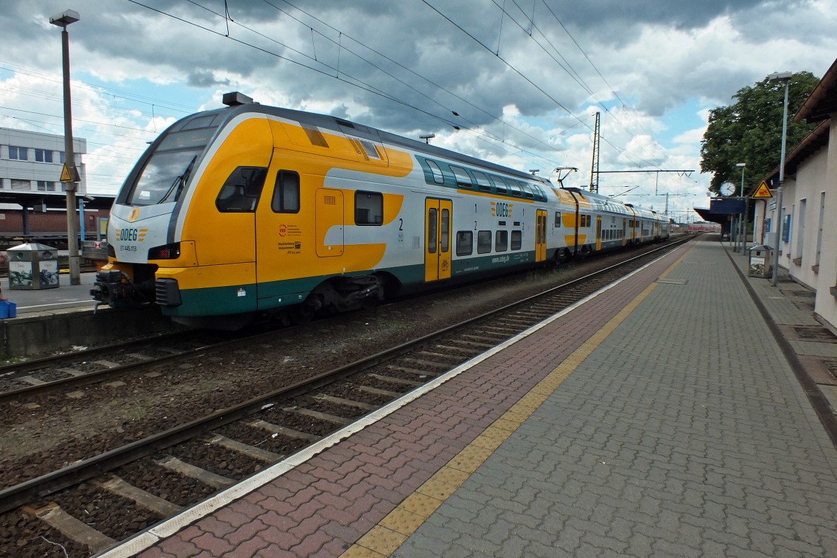 ET445.113 steht am 30.5.14 auf Gleis 5 im Cottbuser Hauptbahnhof bereit. Bis es allerdings los geht nach Wismar sind es noch vierzig Minuten. 
Cottbus ist ein Taktknoten im wahrsten Sinne des Wortes. Zwischen Minute 15 und 45 finden in der Regel keine Personenzugbewegungen statt. Güterzüge fahren ohnehin mit Vorliebe immer in dem Bahnhofsteil, in dem man gerade nicht ist. Und die Wege in Cottbus sind lang.