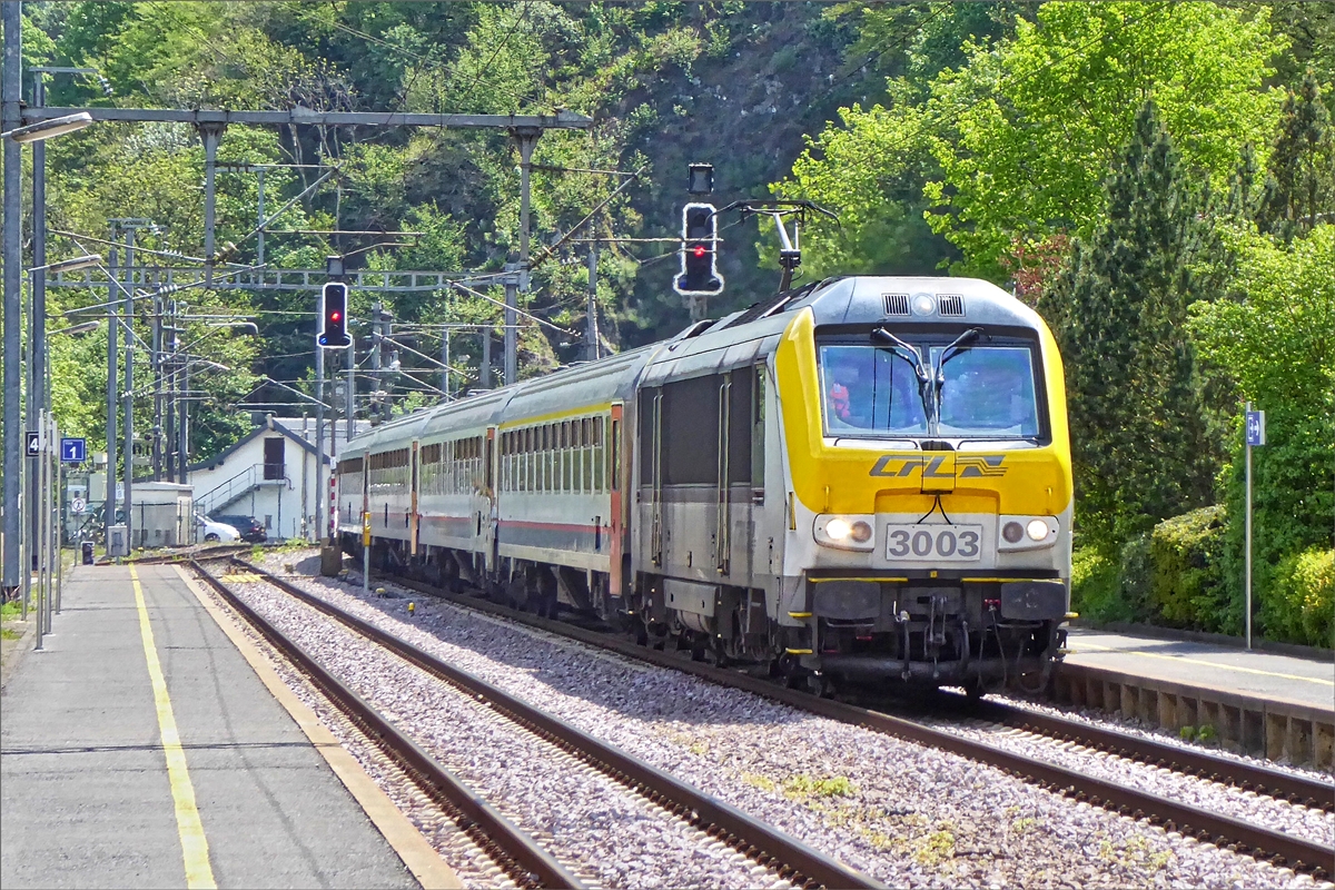 Etwas Abwechslung von unseren Bildern aus Italien, am 23.05.2019 fhrt CFL Lok 3003 mit ihrem Zug in den Bahnhof von Kautenbach ein, wenn der Gegenzug eingefahren ist kann er seine Fahrt ber die Eingleisige Strecke in den Norden des Landes und nach Lttich fortsetzen. (Hans)