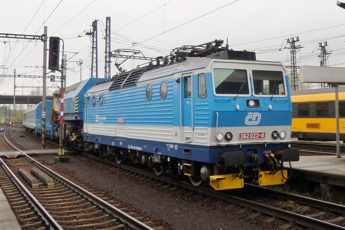 Etwas besonderes:CD 362 023 schleppt ein Gleiskran durch Ostrava-Svinov am 4 Mai 2016.