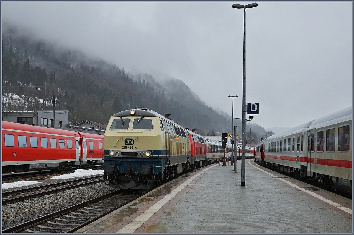 Etwas früher und auf Gleis 1 erwartet, fuhr kurz nach der Ankunft des IC 2012 der EC 191 von Zürich nach München auf Gleis 3 durch den Bahnhof Immenstadt, die bereits am frühen Morgen in Lindau gesehene Westfranken Bahn V 218 460-4 führte vor der DB 218 419-0 den Zug an.

15. März 2019