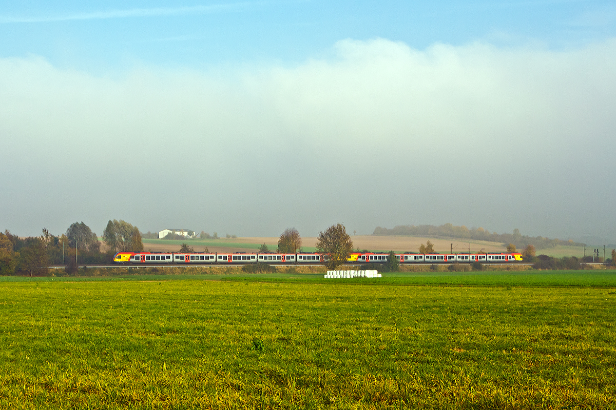 
Etwas hat sich der Nebel in der Wetterau verzogen. 
Zwei gekoppelte 5-teilige Stadler FLIRT (BR 429) der HLB (Hessischen Landesbahn) fahren am 01.11.2014 als RE 40  Main-Sieg-Express  Frankfurt am Main - Gießen - Siegen (Umlauf HLB24966), hier zwischen Ober- und Nieder-Mörlen auf der KBS 630 (Main-Weser-Bahn), in Richtung Siegen.