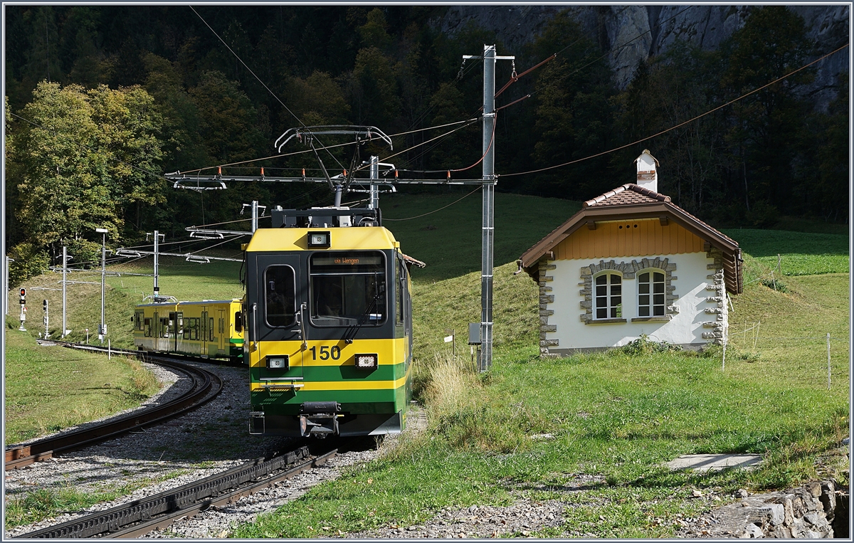 Etwas oberhalb von Lauterbrunnen schiebt der WAB Pano Bhe 4/8 150 seinen Zug Richtung Kleine Scheidegg.
16. Okt. 2018