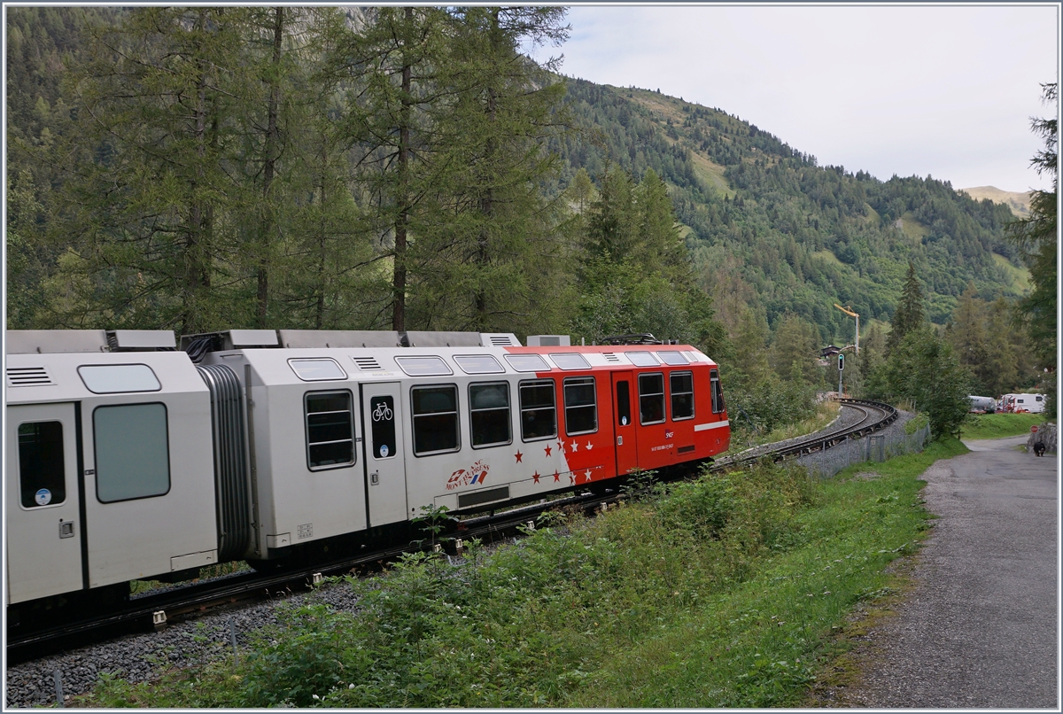 Etwas überraschend und ungewöhnlich: Alpen-Métro (Martigny) - Vallorcine - Chamonix - St-Gervais ist neuerdings mit  Schweizer -Signalen ausgestattet, dies obwohl sie von der SNCF betrieben wird und es z.Z keine durchgehenden Züge Martigny - Vallorcine - St-Gervais gibt. Das Bild zeigt den SNCF Z 800 005 (94 87 0000 805-5 F-SNCF) als TER 18907 beim Einfahrsignal  von Montroc Le Planet auf der Fahrt nach Vallorcine.

25. August 2020