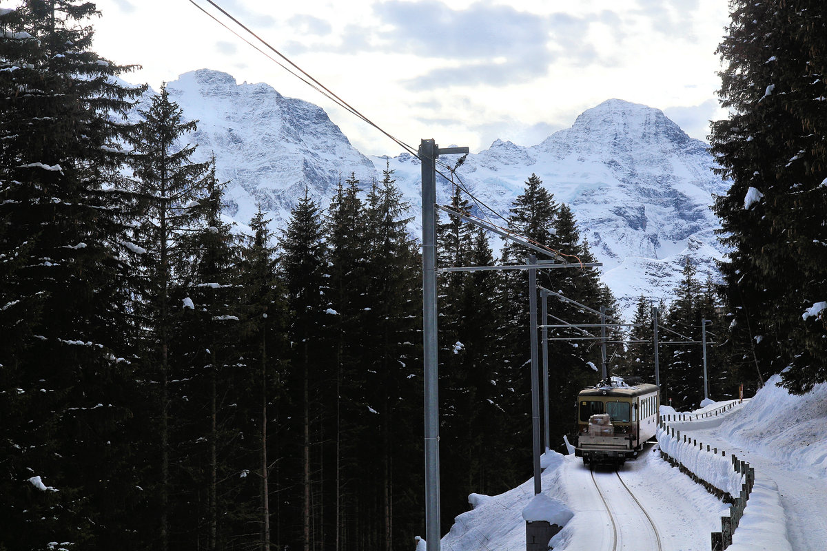 Etwas unterhalb Mürren fährt BLM-Triebwagen 23 der Endstation entgegen. 