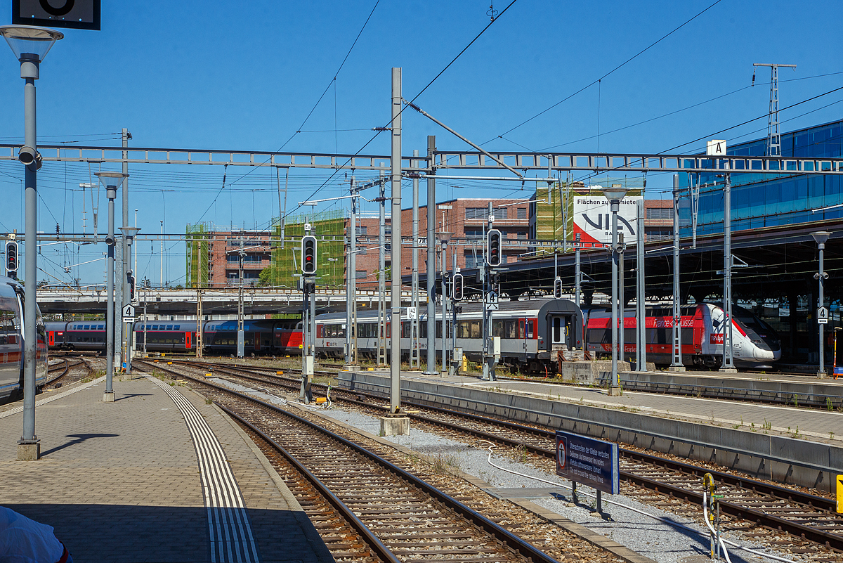 Etwas verdeckt.....
Der TGV Lyria Triebzug 4727 (ein TGV Euroduplex 2N2) am 11.07.2022 im Bahnhof SNCF, dem elsässischen Bahnhof, der dem Bahnhof SBB angegliedert ist.
