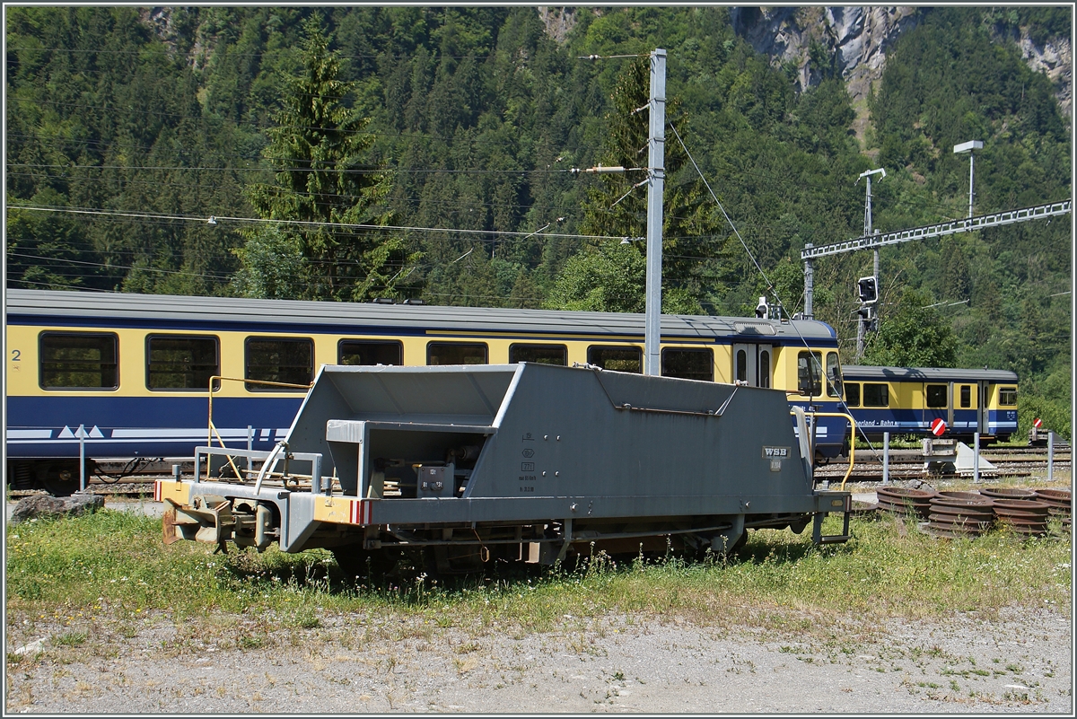 Etwas verloren wirkt der WSB Schotterwagen ausserhalb der Gleise in Zweilütschinen im Berner Oberland...

12. Juli 2015