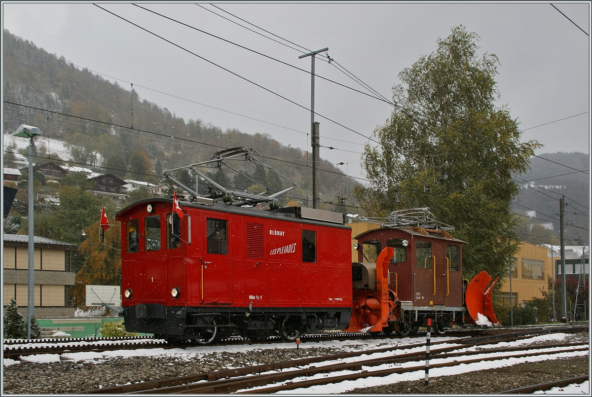 Etwas Winter in Blonay, doch auf Les Pleides hat es weit mehr gescheit, so dass die moderneisierte HGe 2/2 mit dem Schneepflug aufrücken muss. 
28. Okt. 2012 