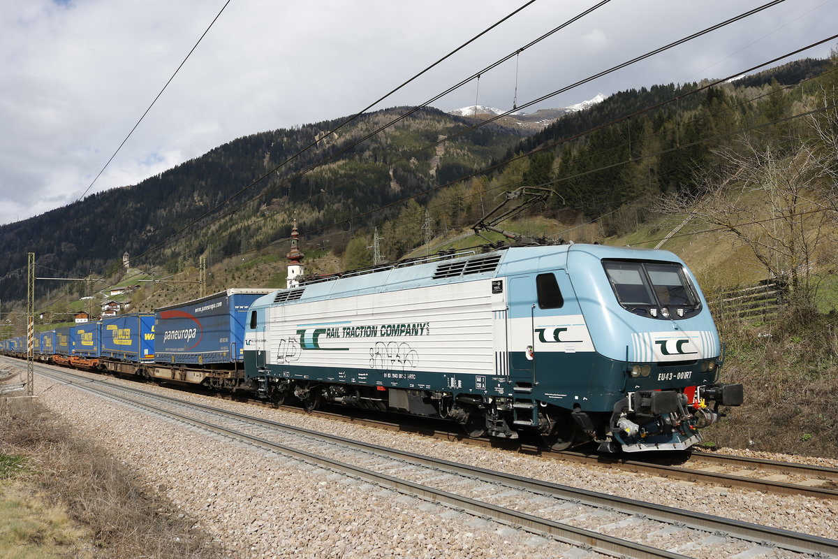 EU 43 001 der  Rail Traction Company  vom Brenner kommend am 7. April 2017 bei Novale/Sdtirol.