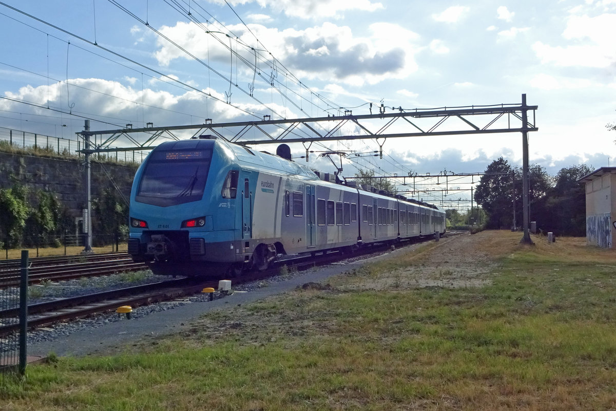 EuroBahn ET4-01 verlässt am 15 Juli 2019 Oldenzaalmit ein RE Bielefeld--Hangelo. Nach mehr als ein jahr von gravierender und beinahe fatal-entscheidende Schwierigkeiten ist es Eurobahn in 2019 endlich gelunbgen, ein zuferlässige RE-Dienst Bad Bentheim <=>Hengelo wörtlich aufs Gleis zu setzen.