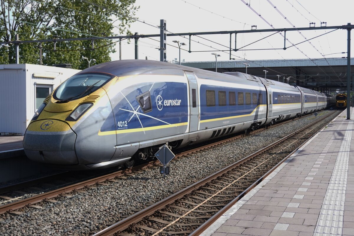 EuroStar Blue 4012 steht am 27 April 2026 abfahrtbereit in Rotterdam Centraal.