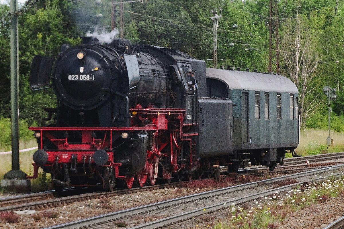 EuroVapor 23 058 schiebt sichselbst zurück in Amstetten (Württemberg) am 10 Juli 2022.