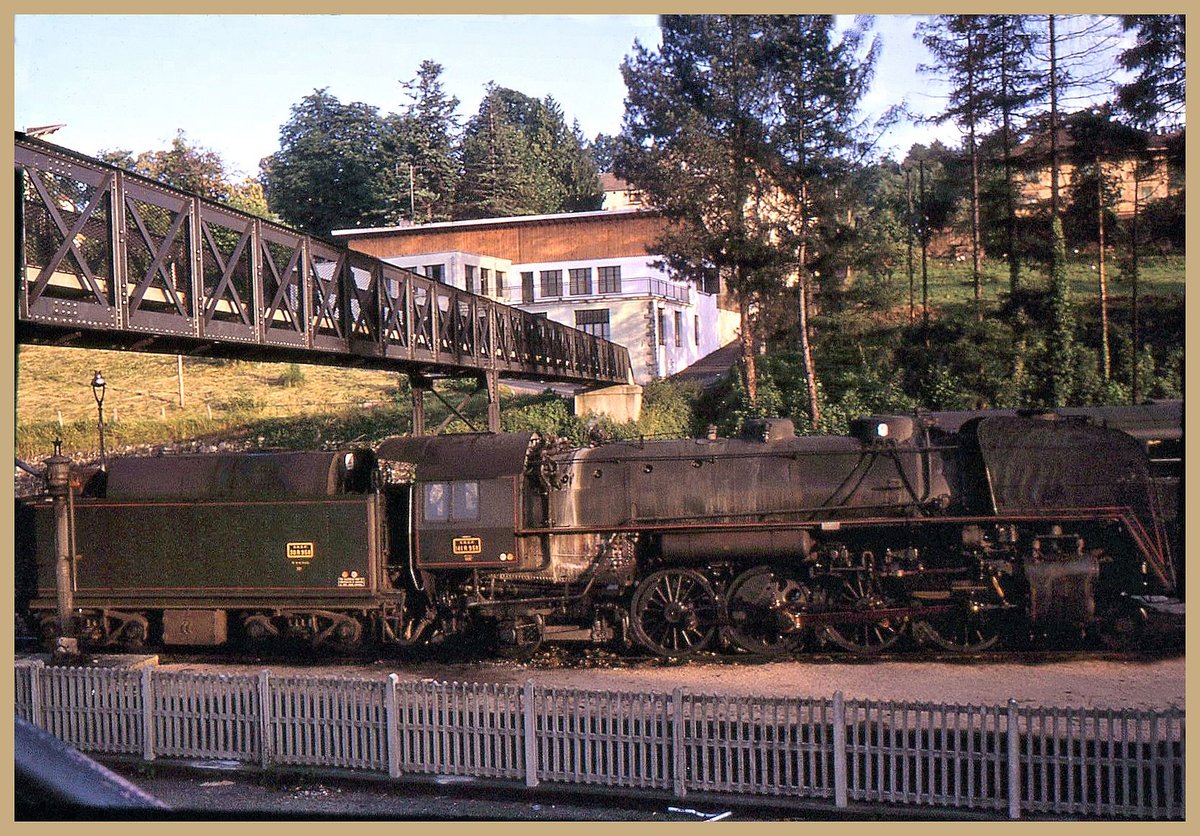 Evian-les-Bains, mit einer abfahrbereiten 141 R Dampflok. 11.Juli 1965  