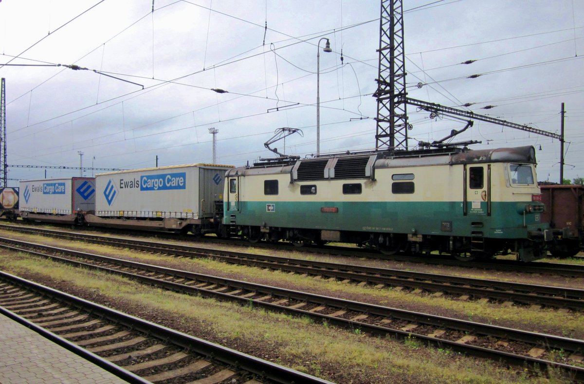 Ewals-KLV mit 130 010 ist am 4 Juni 2013 in Pardubice eingetroffen und soll ein verspäteter EuroCity vorgehen lassen.