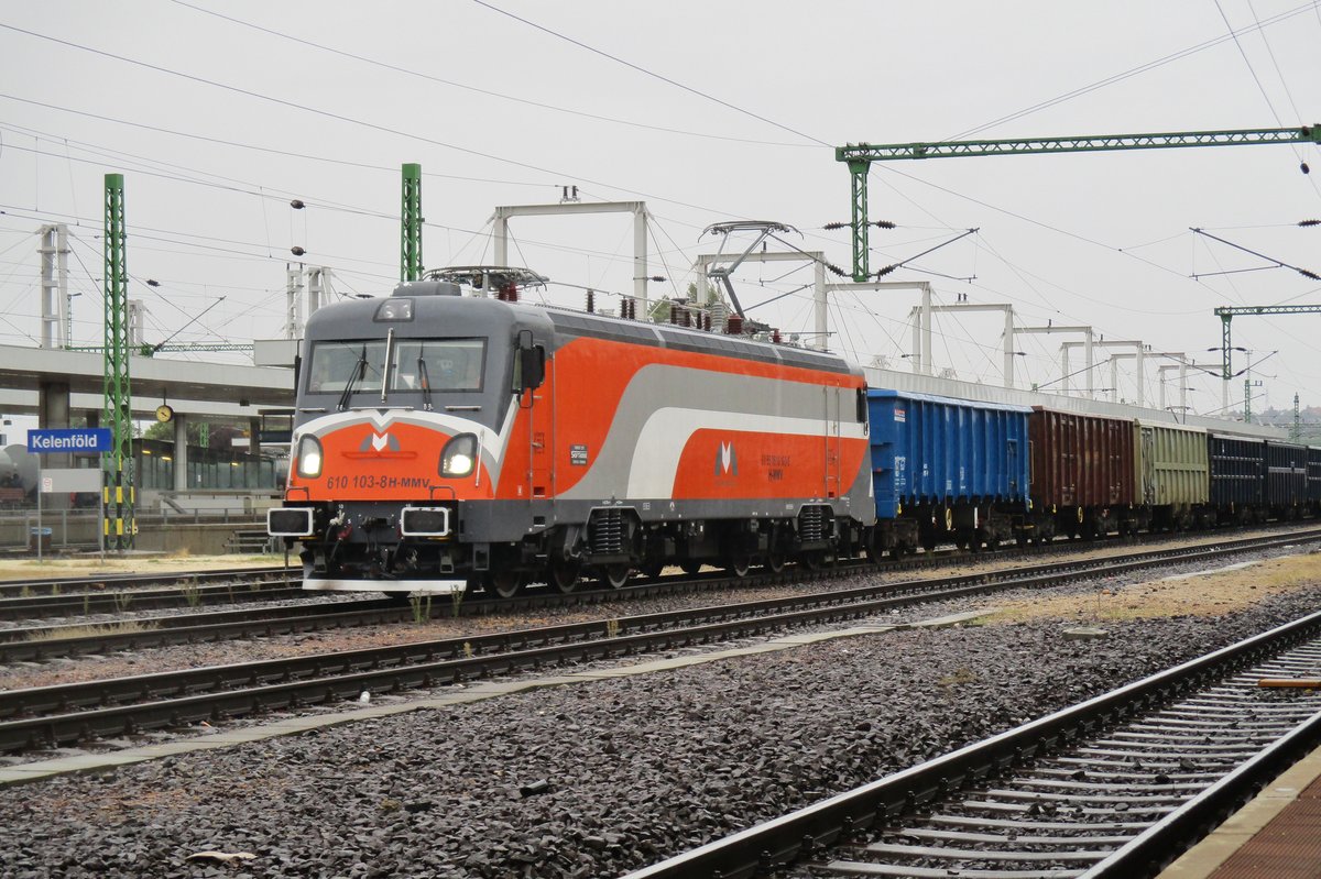 Ex-CFR 40, heute nach Umbau -mit die neuste Nase- Transmontana Ellok 610 103 durchfahrt nahmens MMV Budapest Kelewnfld am 21 September 2017.