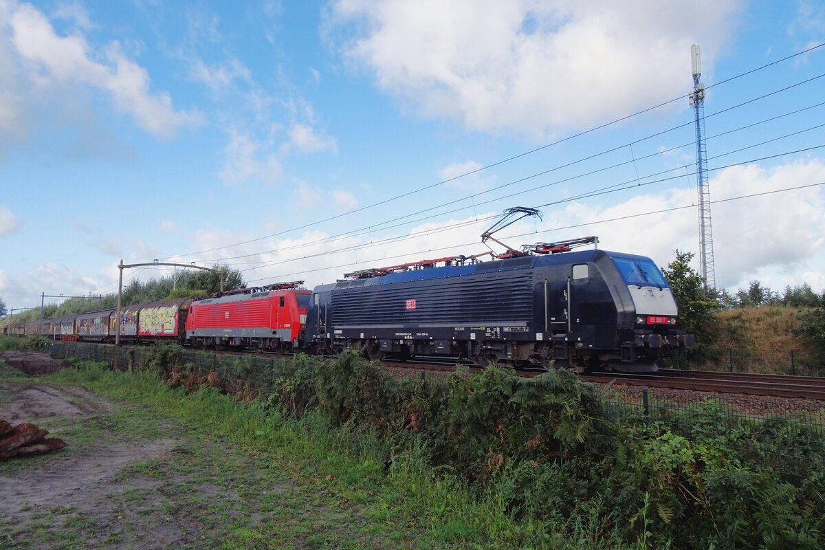 Ex-DB Cargo, ex MRCE, heute wieder DB cargo 189 098 zieht am 15 Oktober 2021 bei Tilburg-Reeshof ein Ganzzug aus Sloe.