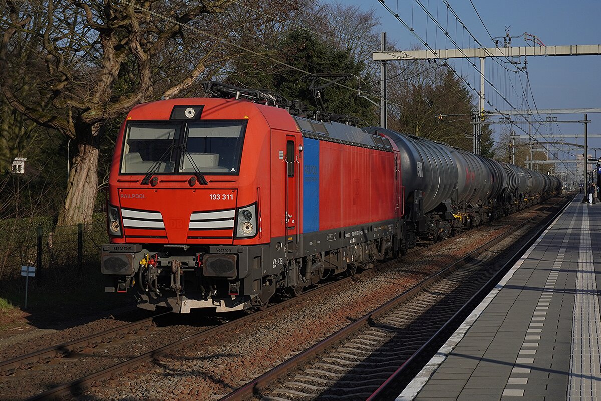Ex-DB Cargo, jetzt Dispo-Tfz 193 311 zieht ein Kesselzug durch Tilburg-Universiteit am 18 März 2026.
