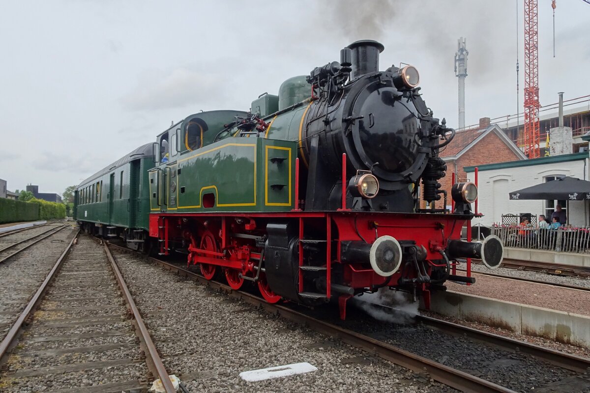 Ex-Hoogovens Lok 22 TOM steht am 6 Mai 2023 mit ein Dampfpendelzug in Maldegem während das Dampfwochenende der SCMs. Wegen Kontroversen über Umweltfeindliche Gasausstösse entscheidete Tata Steel (ehemahlige Hoogovens) die zwei für Exkursionen eingesetzte Dampfloks 'TOM' und 'BONNE' los zu werden; TOM hat ins SCM ein vorlaufiges neues Heimat gefunden.