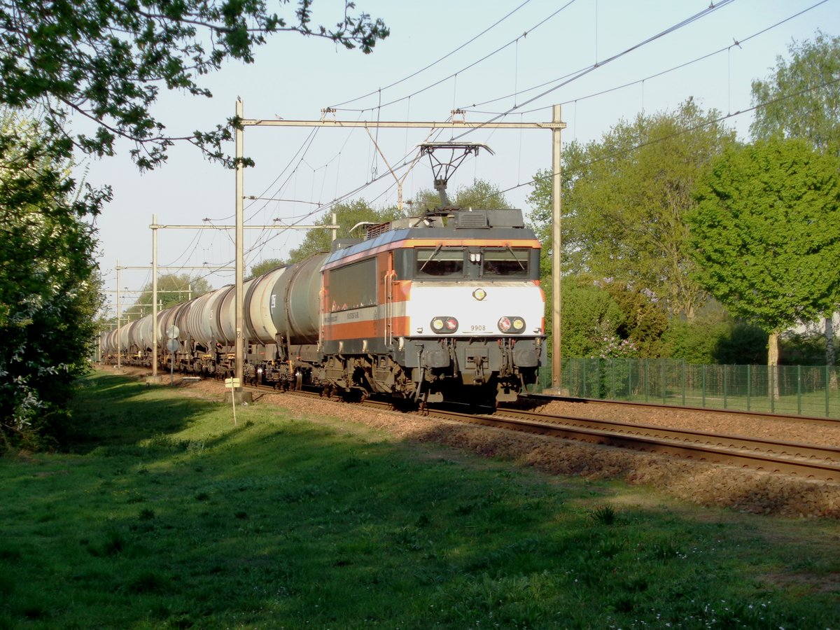 Ex-LOCON 9908 zieht am 21 April 2019 ein Kesselwagenzug durch Wijchen.