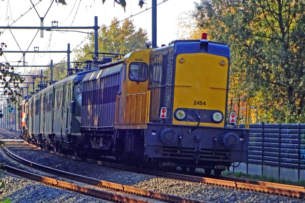 Ex-NS 2454 schiebt ein Überbringungszug durch Wijchen am 10 November 2019.