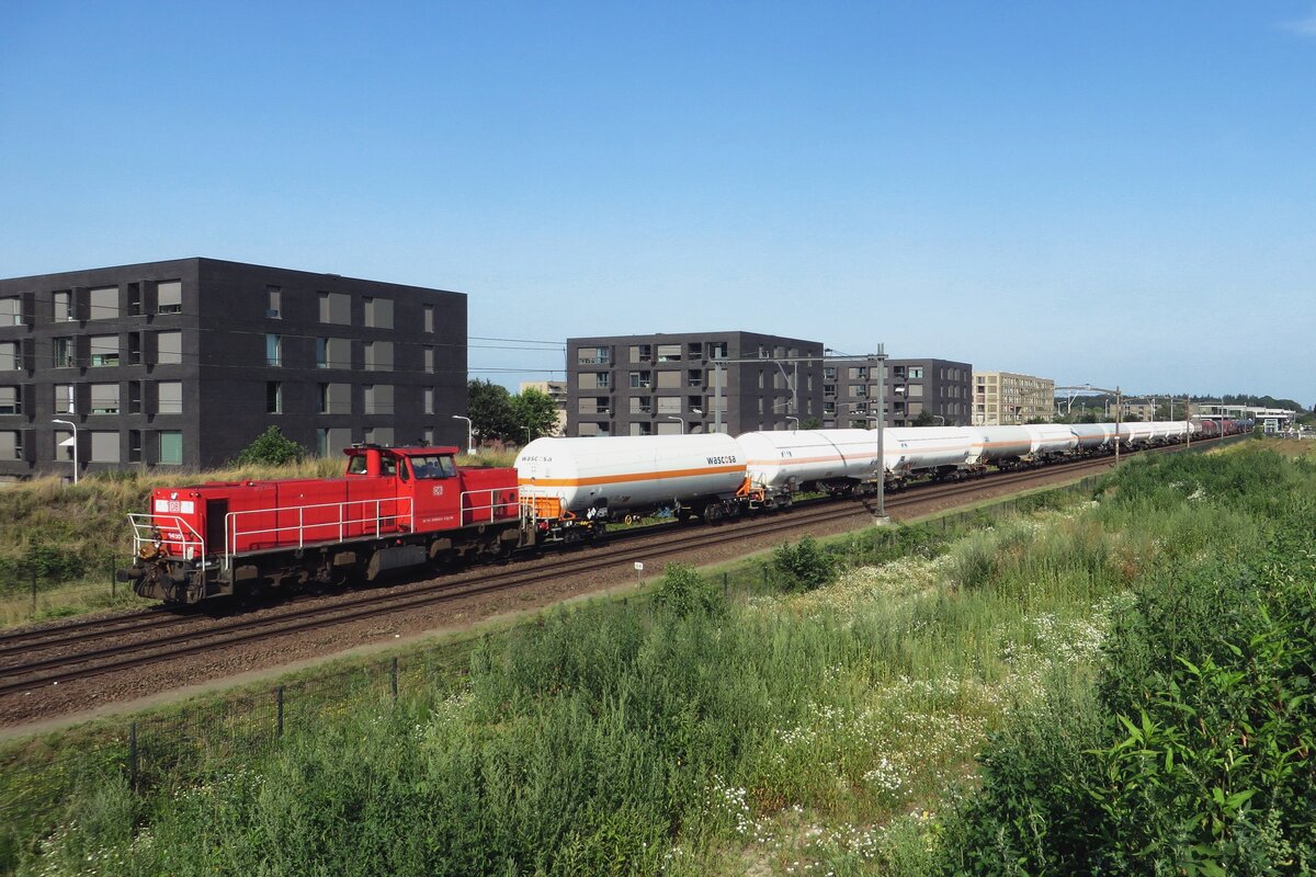 Ex-NS 6455 schleppt ein Gaskesselwagenzug durch Tilburg-Reeshof am 23 Juli 2021.
