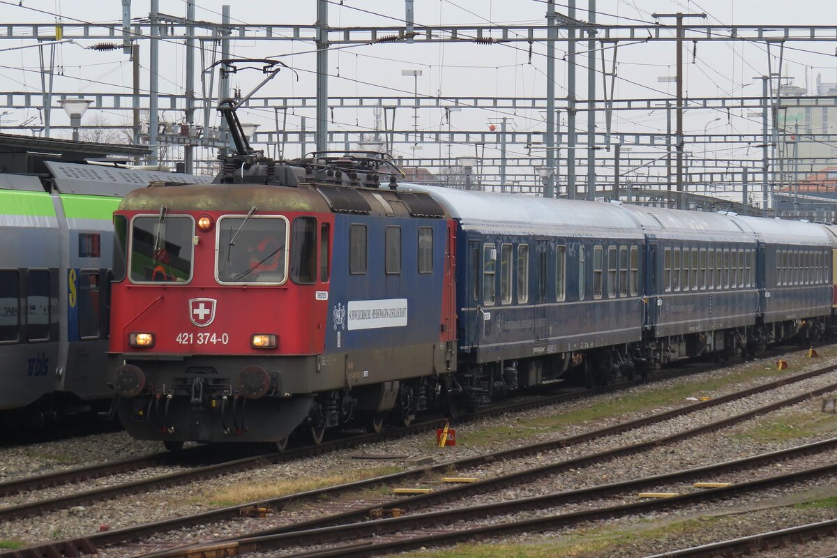 Ex-SBB Cargo, heute in Dienst von SSG: 421 374 steht am Sylvester 2024 samt deren Sonderzug in Payerne und wird vom ofenbarer Stelle fotografiert.