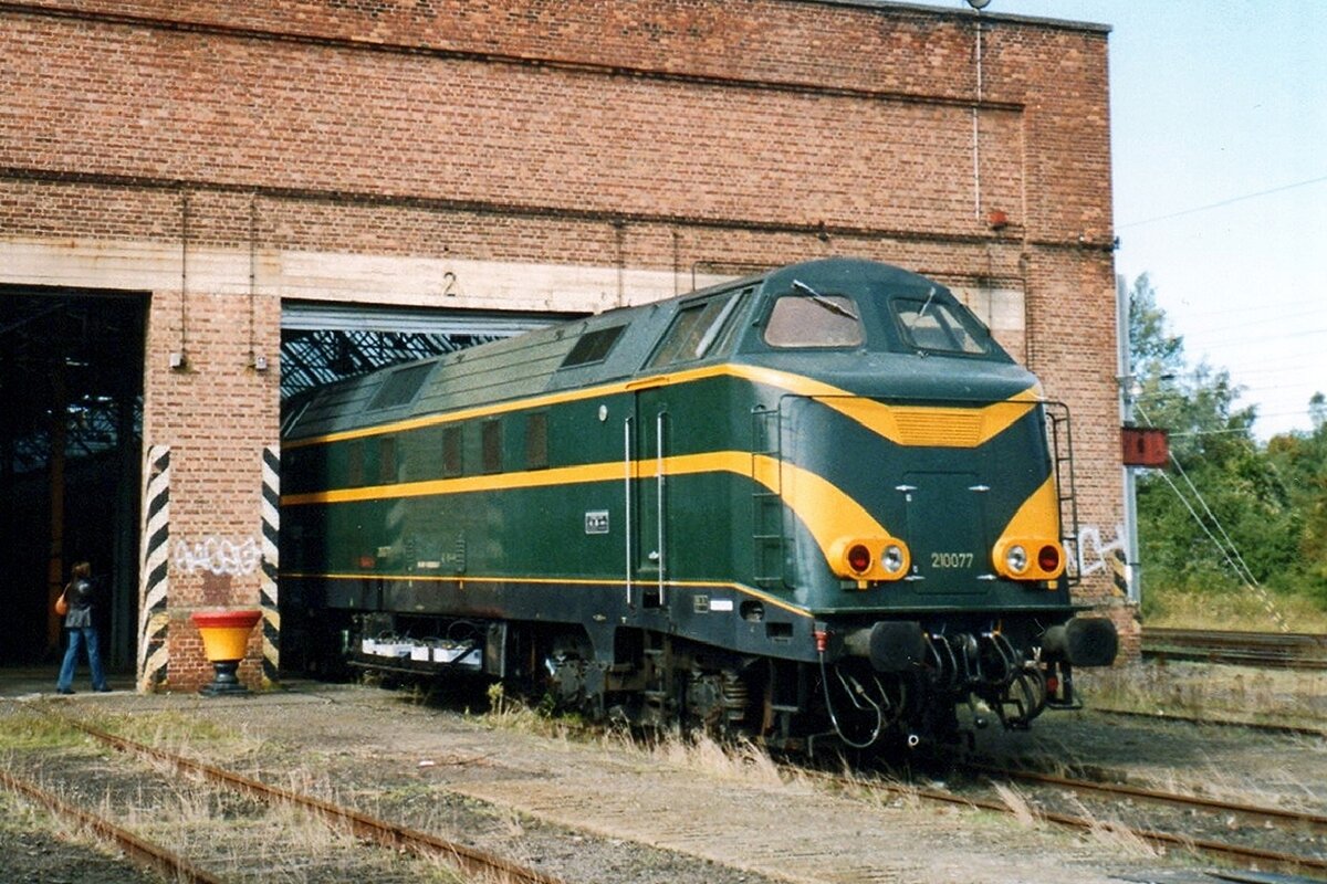 Ex-SNCB 210.077/6077 steht am 12 September 2004 aufs PFT/TSP-Gelände in Saint-Ghislain.