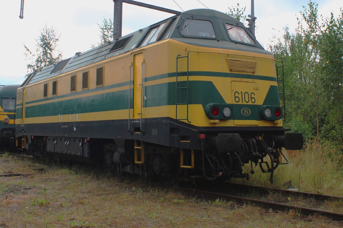 Ex=-SNCB 6106 steht am 17 Augustus 2024 etwas hintergestellt ins retrotrain, das PFT-TSP Museum in Saint-Ghislain.