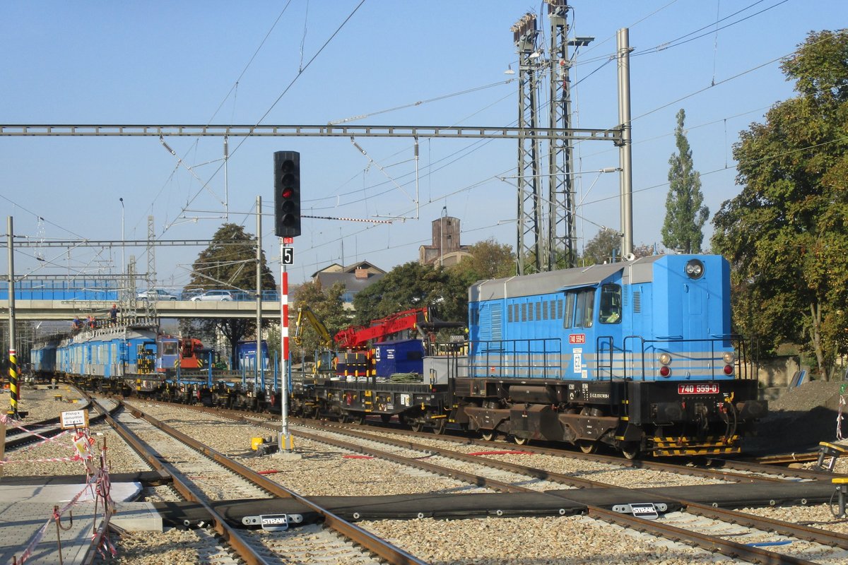 EZ 740 599 schlept am 20 September 2018 ein Gleisbauzug durch Beroun.