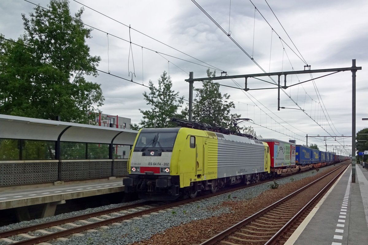 F4-202 zieht am 10 Juli 2019 der Rzepin-Shuttle durch Nijmegen-Dukenburg, den Eindbahnhof Tilburg Industrie entgegen.