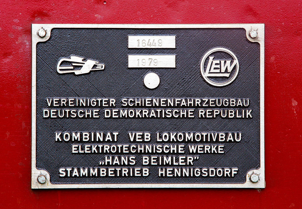 
Fabrikschild der 155 103-5 (91 80 6155 103-5 D-CLR) der Cargo Logistik Rail Service GmbH (CLR), ausgestellt am 06.05.2017 auf dem Familienfest der Magdeburger Eisenbahnfreunde im Wissenschaftshafen Magdeburg.