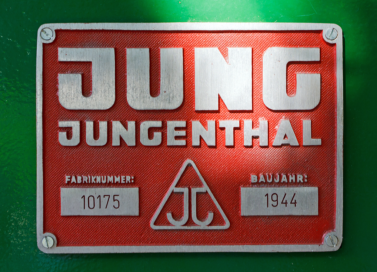 
Fabrikschild der 1944 von Jung in Jungenthal bei Kirchen/Sieg unter der Fabriknummer 10175 gebauten 785mm-Schmalspur-Dampflokomotive Nr. 53 der ehemaligen Rhein-Sieg-Eisenbahn-AG  (RSE) / Bröltalbahn am 08.06.2014 im Museum Asbach (Ww).