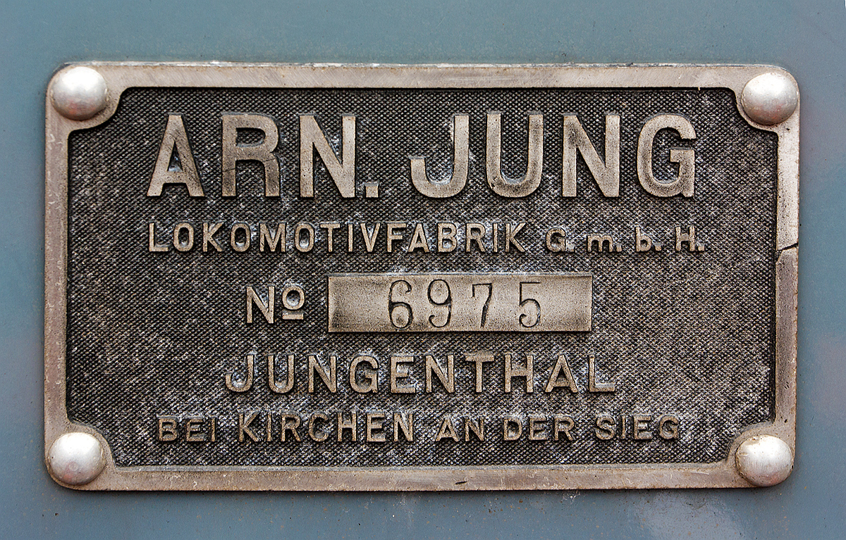 Fabrikschild am Jung-Rangiertraktor Kdl 02-01 (Jung 6975) am 28.04.2013 im Eisenbahnmuseum Darmstadt-Kranichstein. 