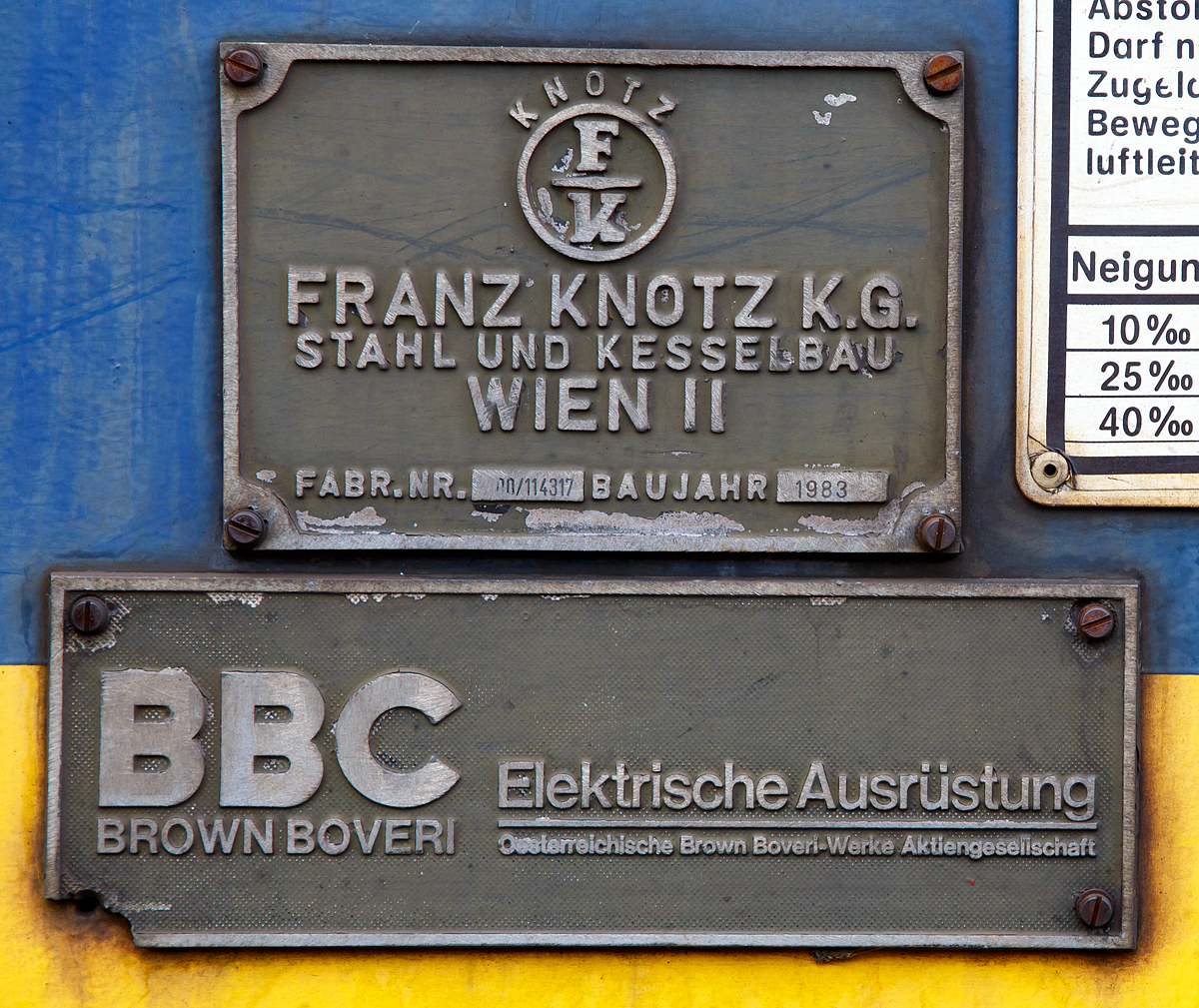 
Fabrikschild von dem ex Motorturmwagen BRX 535, Schweres Nebenfahrzeug Nr. 99 80 9486 002-5 D-ALPHA (ex 97 99 02 501 18-2) ), der Alpha Rail Team GmbH & Co. KG, Berlin, abgestellt am 11.06.2016 in Betzdorf (Sieg).