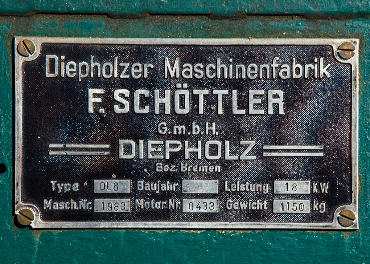 Fabrikschild der DIEMA Feldbahnlok Fabriknummer 1983, vom Typ DL 6, als Denkmallok am beim Wodanstolln in Neunkirchen-Salchendorf (28.10.2021).