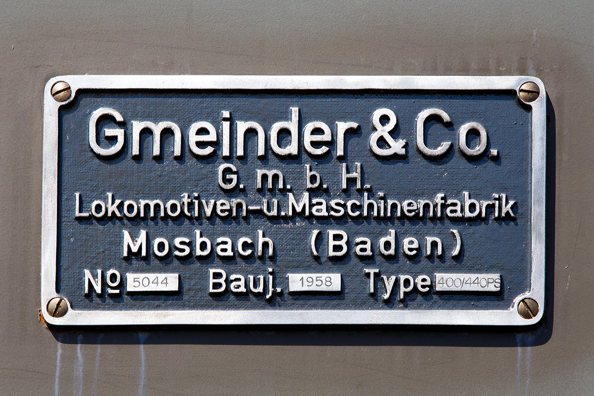 
Fabrikschild der Gmeinder 5044 eine ehemalige Diesel-Lokomotive der Bundeswehr  (Versorgungsnummer 2210-12-120-5653), am 05.07.2015 ausgestellt beim Erlebnisbahnhof Westerwald der Westerwälder Eisenbahnfreunde 44 508 e. V. hier war Museumstag.