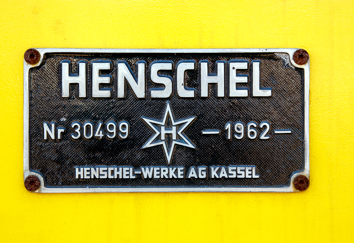 
Fabrikschild der Henschel 30499 (Adam Opel AG  5 ,  eine Henschel DH 500 Ca)  am 30.04.2017 im Eisenbahnmuseum Bochum-Dahlhausen.